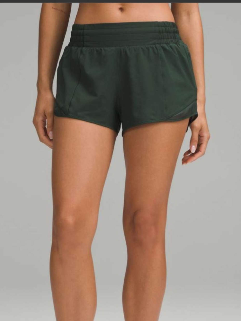 Lululemon Hotty Hot High-Rise Short 2.5"
Legacy Green. Size: 8